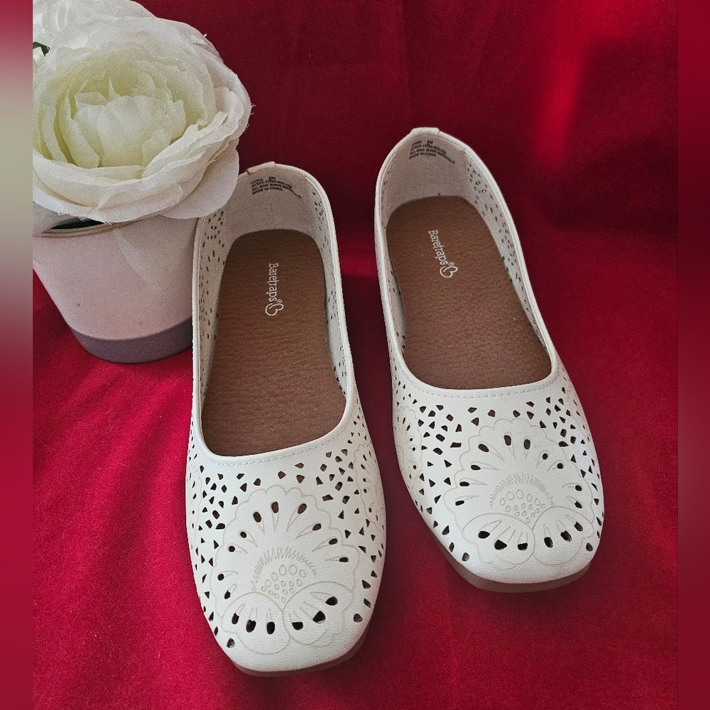 Baretraps Chika Flats size 9M Cream Perforated Design Comfy Memory Foam Insoles